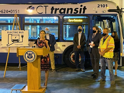 Photo of Lt. Gov. Susan Bysiewicz welcoming CTtransit New Haven's first electric bus