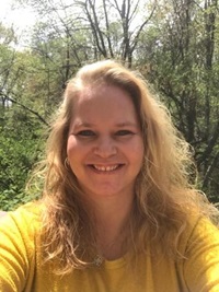 Image of Anna Gawel outside in a yellow shirt