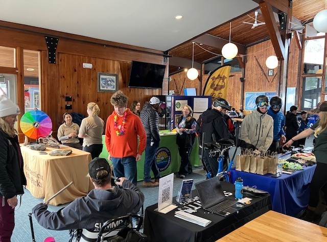 Crowded tables ski day