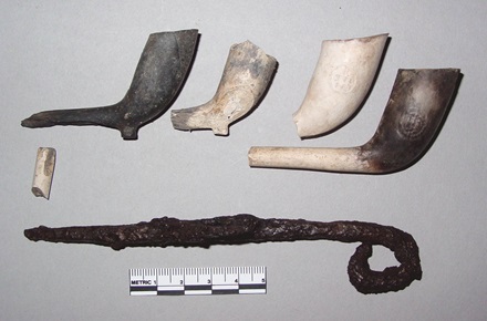 Various fragments of kaolin tobacco pipes