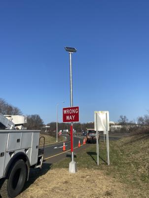 Wrong Way Sign Install Orange I95 Exit 41