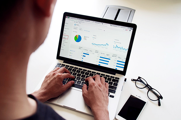 Woman applying for S/MBE supplier diversity certificate