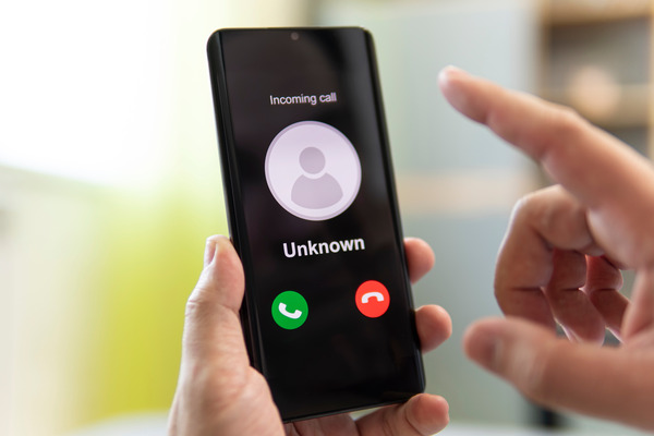 Image of an incoming phone call with the option to accept or decline it
