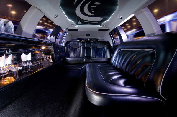 Image of a limousine with a bar to indicate a transporter liquor permit; one of the settings that need this permit type