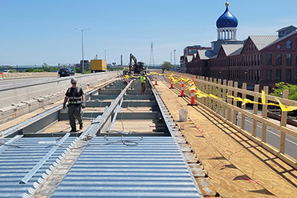 Crews construction the new bridge deck on I-91SB.