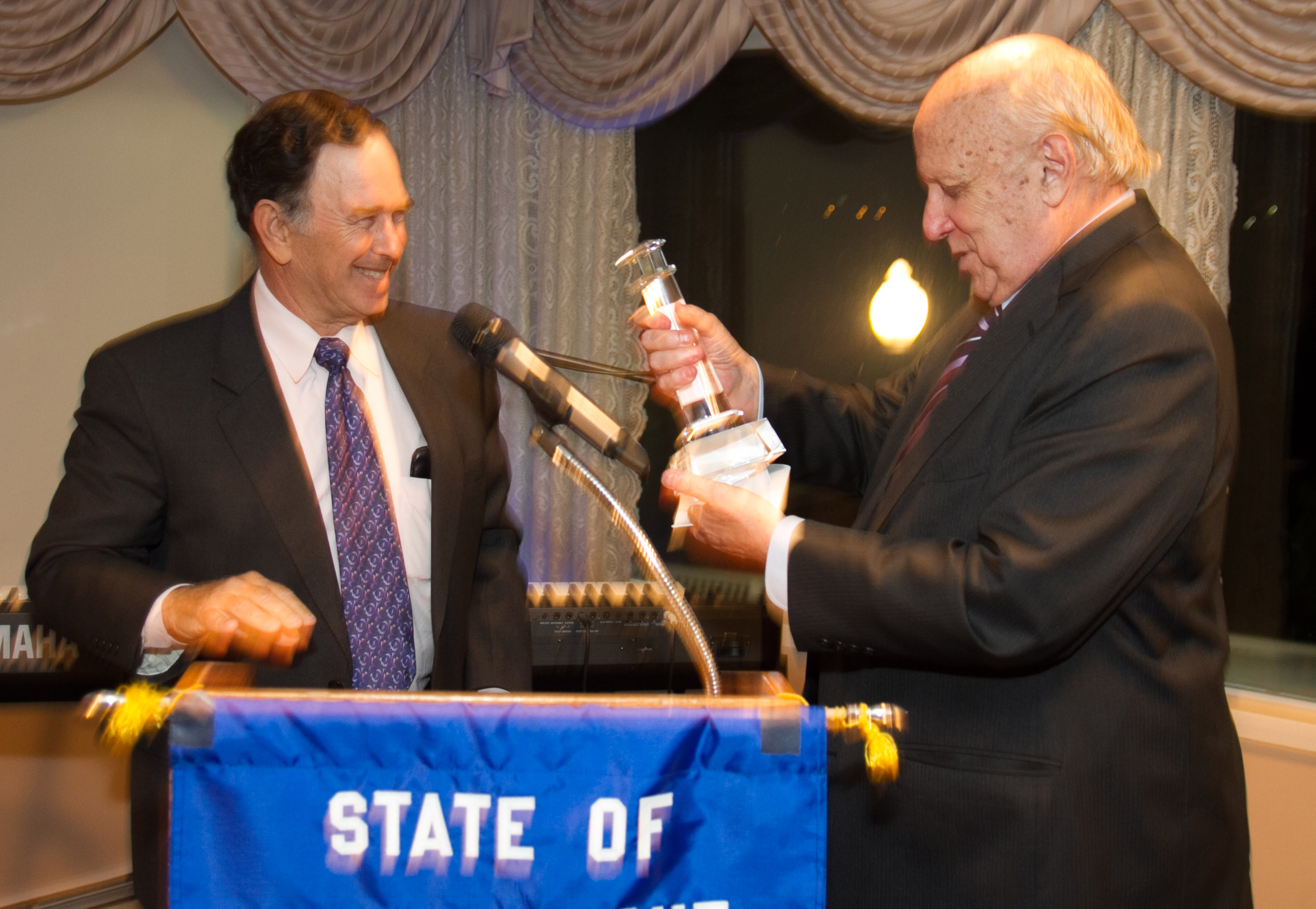 CFOG President and Board Chairman, Gary Gold, presents the Walter Cronkite Award to Attorney Floyd Abrams, during the dinner ce