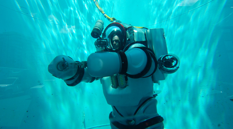 Exploring the deep blue in a wearable submarine