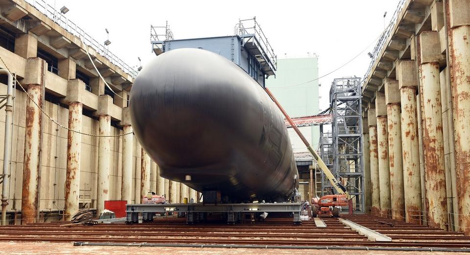 Workers at General Dynamics Electric Boat in Groton prepare the Illinois for float-off on July 30, 2015.